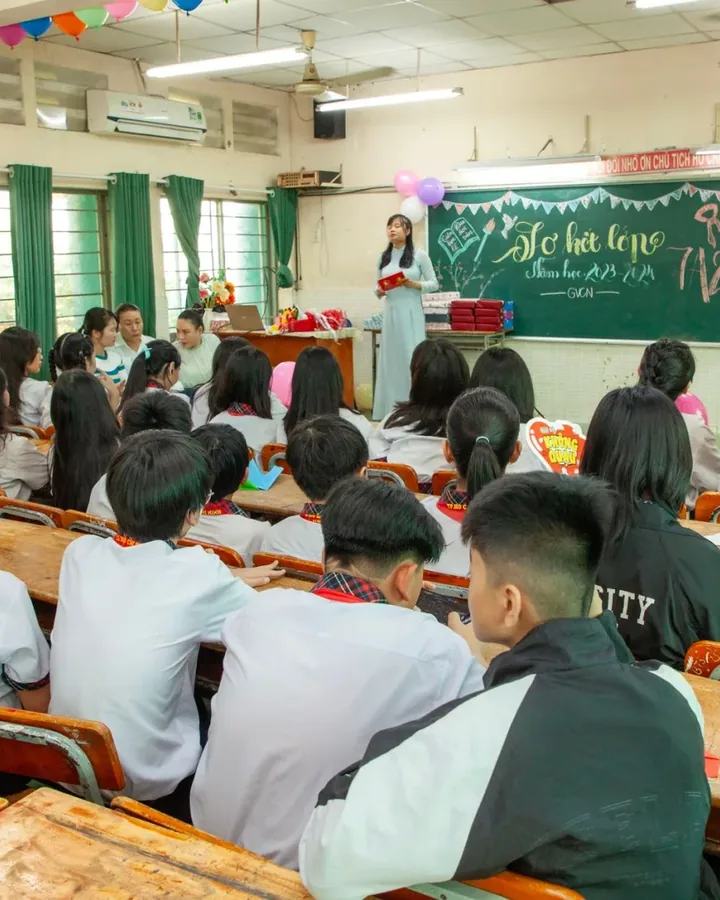 Thầy cô chữa bài cho từng em